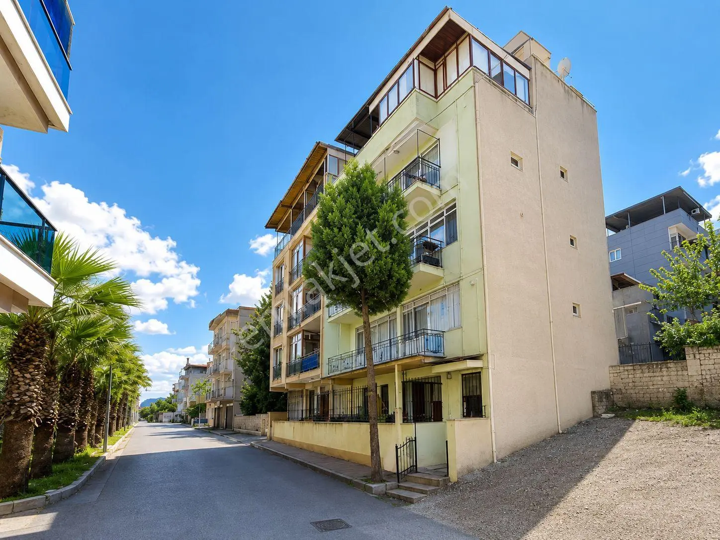 Gültepe'de Deniz Manzaralı, 5 Katlı, Teraslı Komple Satılık Bina