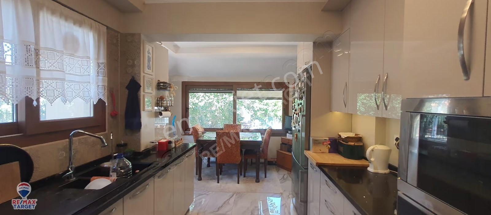 Urla Çeşmealtında Ömer Özkan Tatil Sitesinde 3+1 220 M² Villa - Görsel 14