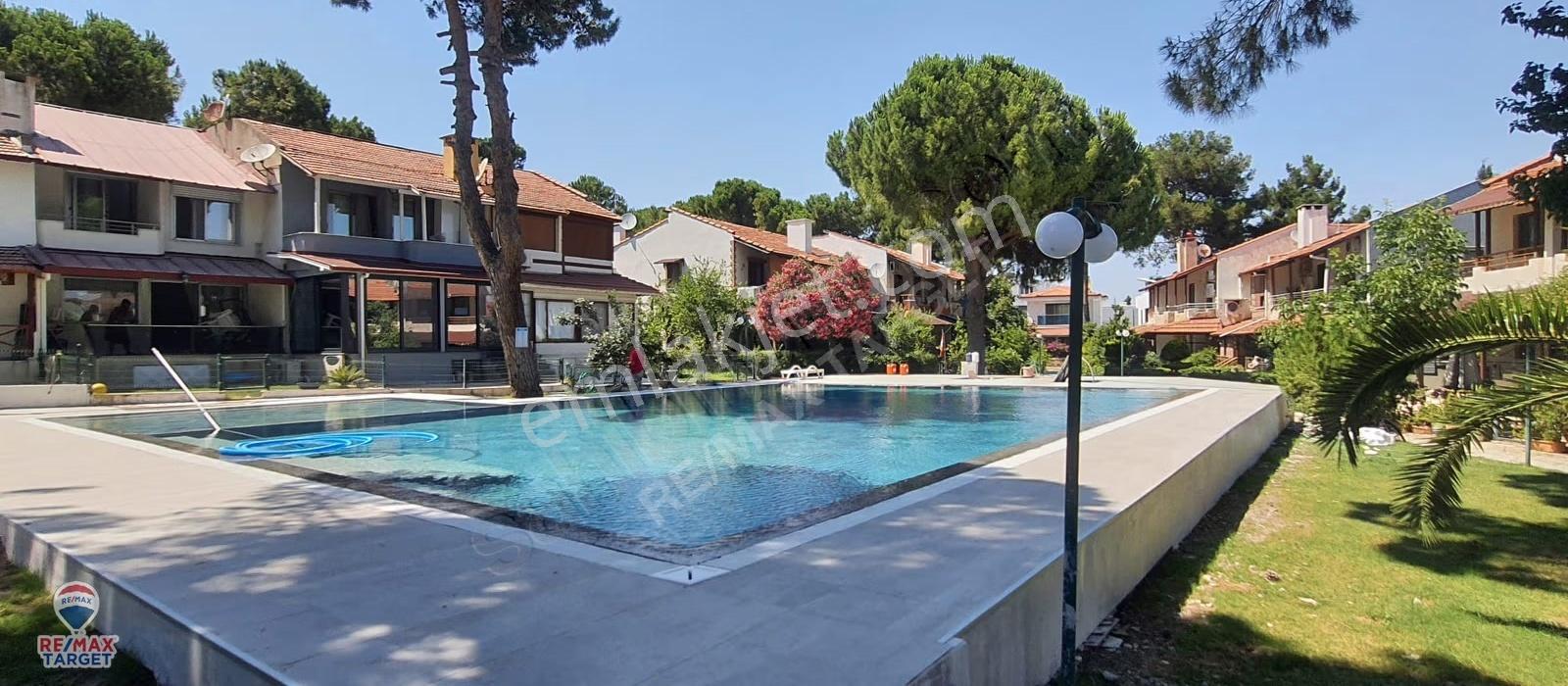 Urla Çeşmealtında Ömer Özkan Tatil Sitesinde 3+1 220 M² Villa - Görsel 17