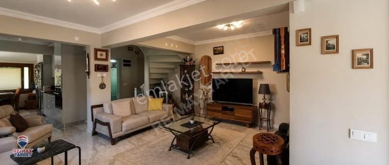Urla Çeşmealtında Ömer Özkan Tatil Sitesinde 3+1 220 M² Villa - Görsel 9