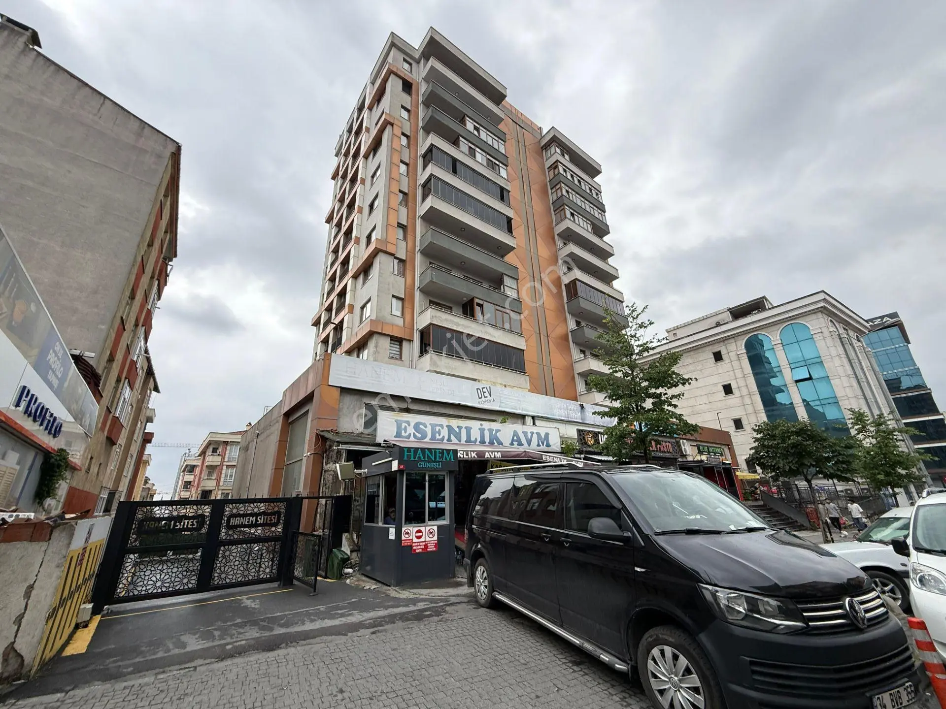 Remax'tan Hanem İstanbul Sitesinde Satılık 2+1 Havuzlu Daire