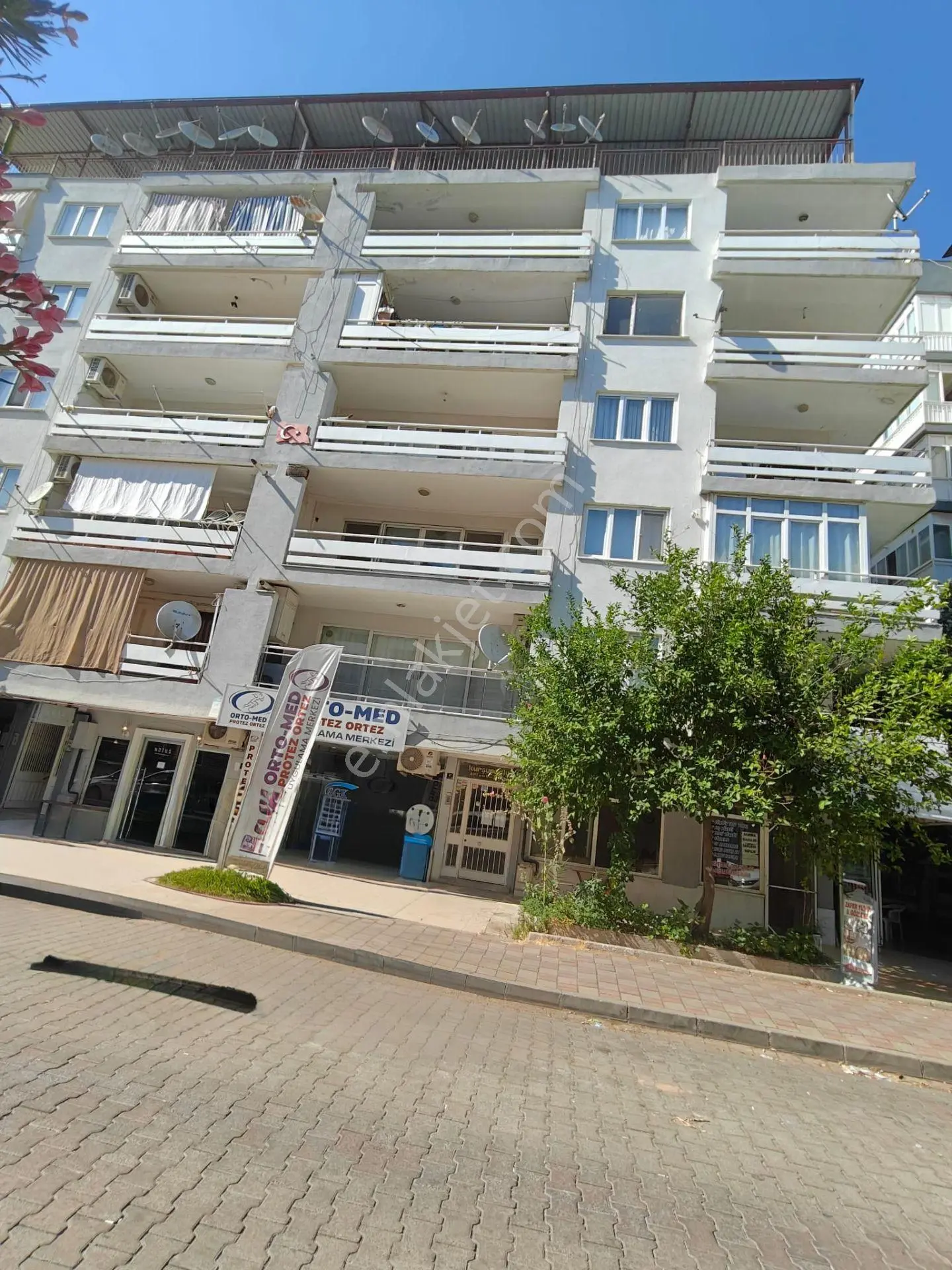 Efeler Cumhuriyet Mahallesi'nde Satılık 3+1 Daire