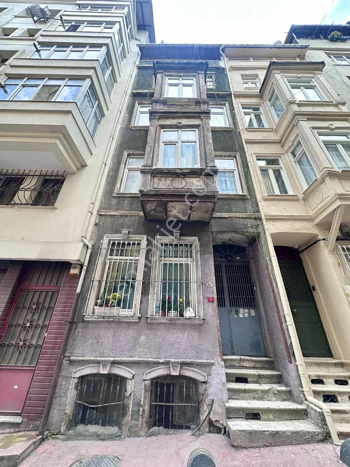 Beyoğlu Merkezde 6 Katlı Tarihi Eser Komple Satılık Bina