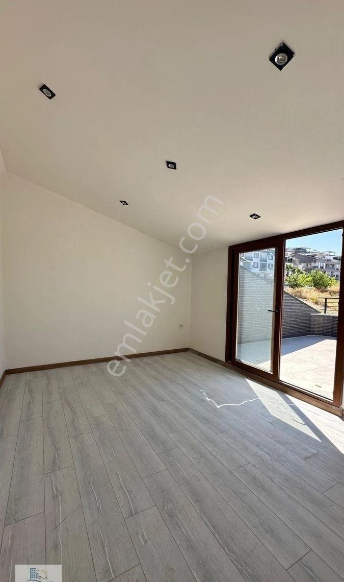 Hisar Mahallesinde Kapalı Otoparklı Havuzlu Panoramik Deniz Manzaralı 5+1 Ayrı Mutfak Villa - Görsel 26