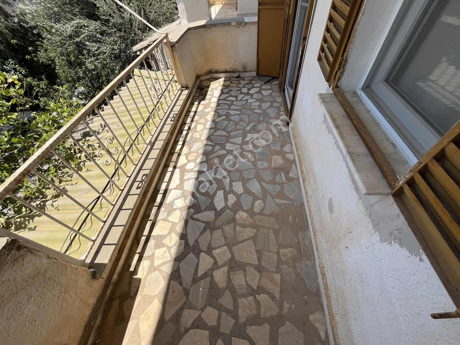 Denize 500 Mt Mesafede Çift Çephe Girişli Bahçeli 3+1 Villa - Görsel 25