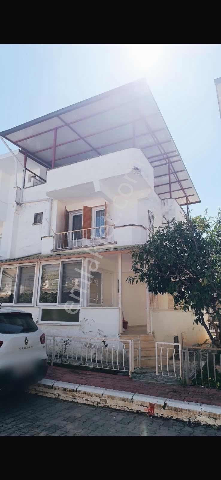 Denize 500 Mt Mesafede Çift Çephe Girişli Bahçeli 3+1 Villa - Görsel 3