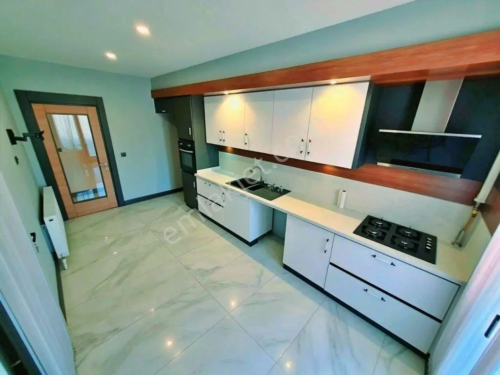 Uytundan Edremit Gazicelalde Lüx Site Kapalı Otoparklı 3+1 Daire - Görsel 8