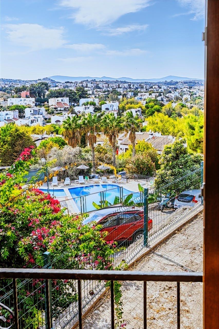 Urla Binkonutlarda Havuzlu , Doğa Manzaralı Muhteşem Ev - Görsel 2