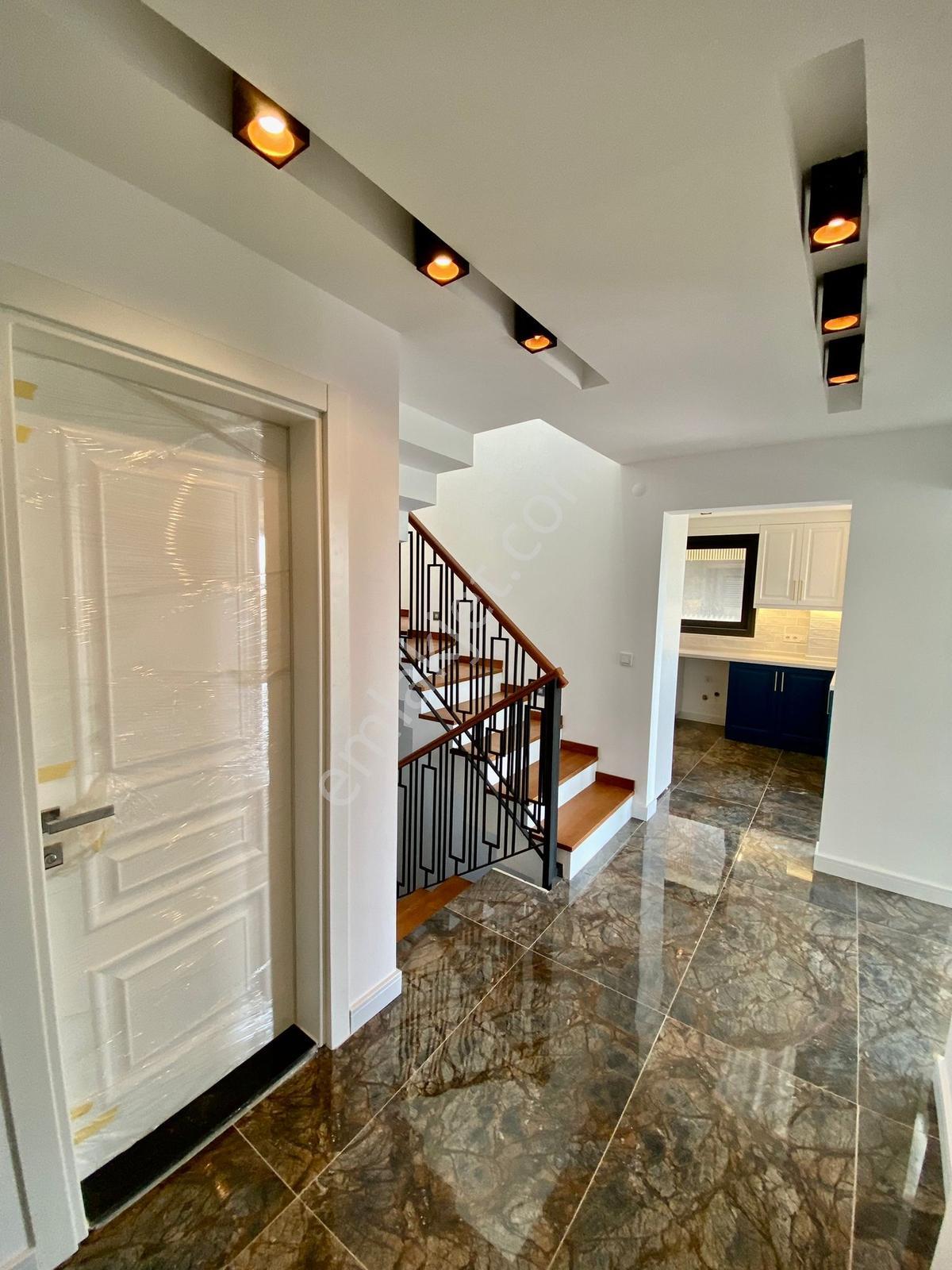 Urla Bademler Havuzlu 5+2 Müstakil Tripleks Villa - Görsel 31