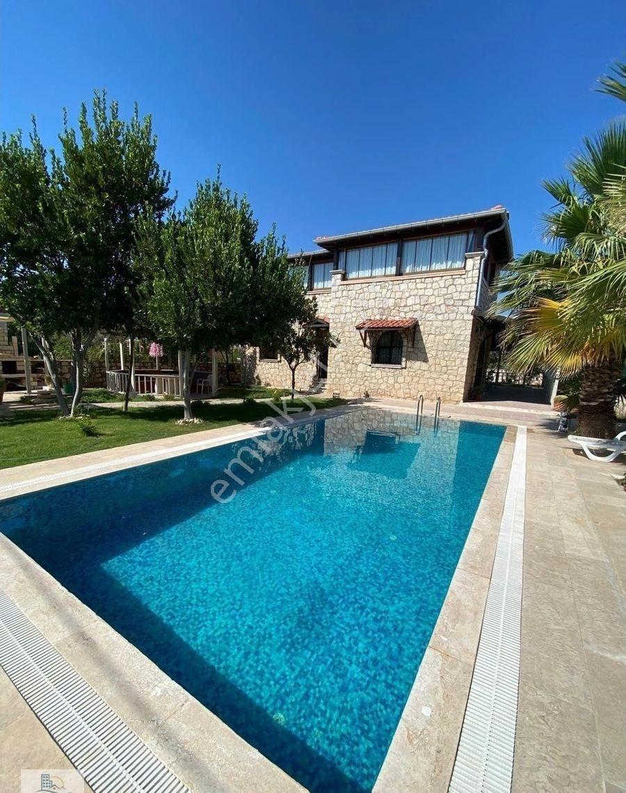 Didim Yeşiltepede 700 Metre Arsa İçinde Havuzlu Otoparklı Full Eşyalı Satılık 5 + 2 Taş Villa