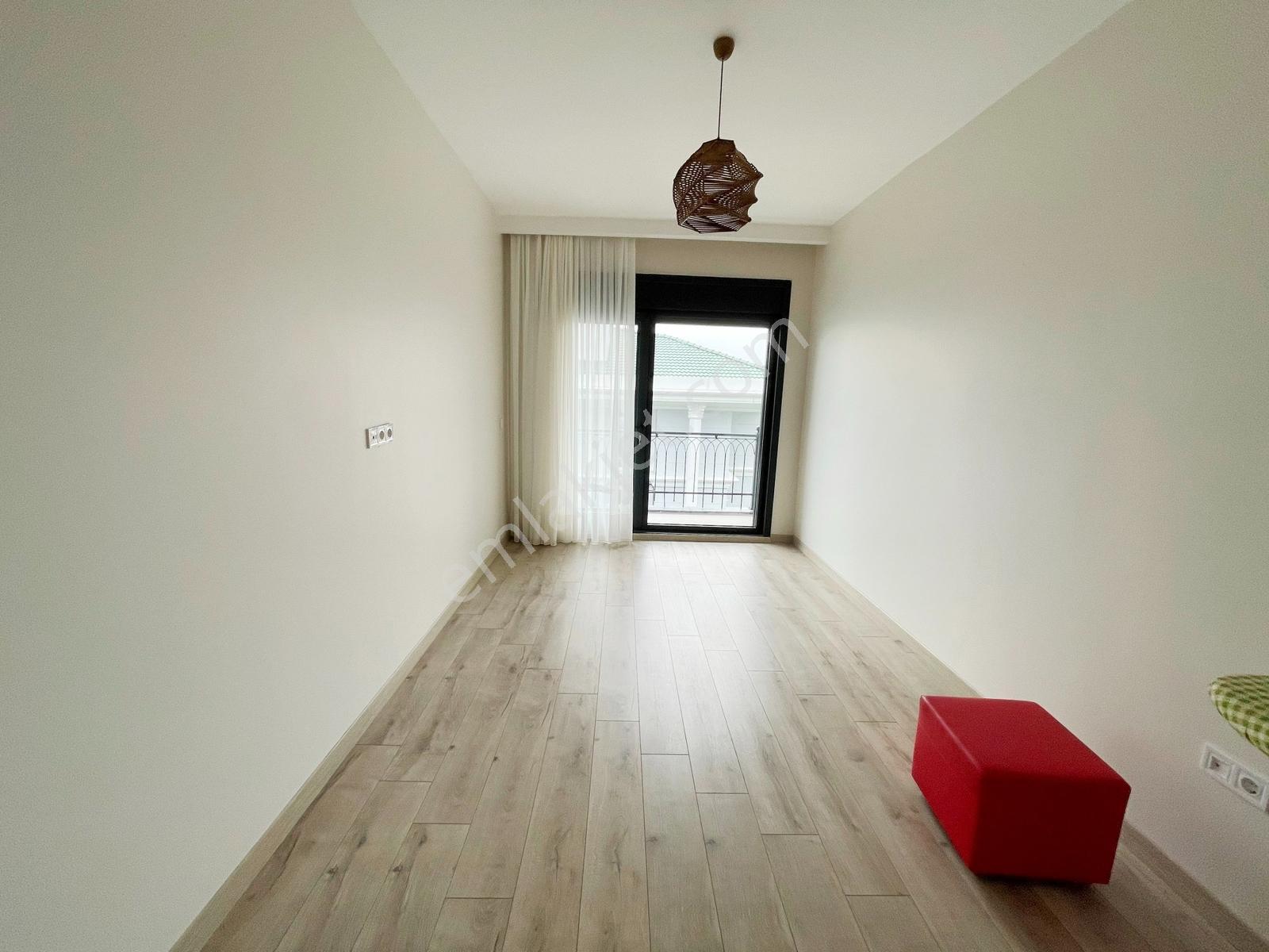 Kumburgaz'da Deniz Manzaralı Site İçi Havuzlu Müstakil Villa - Görsel 7