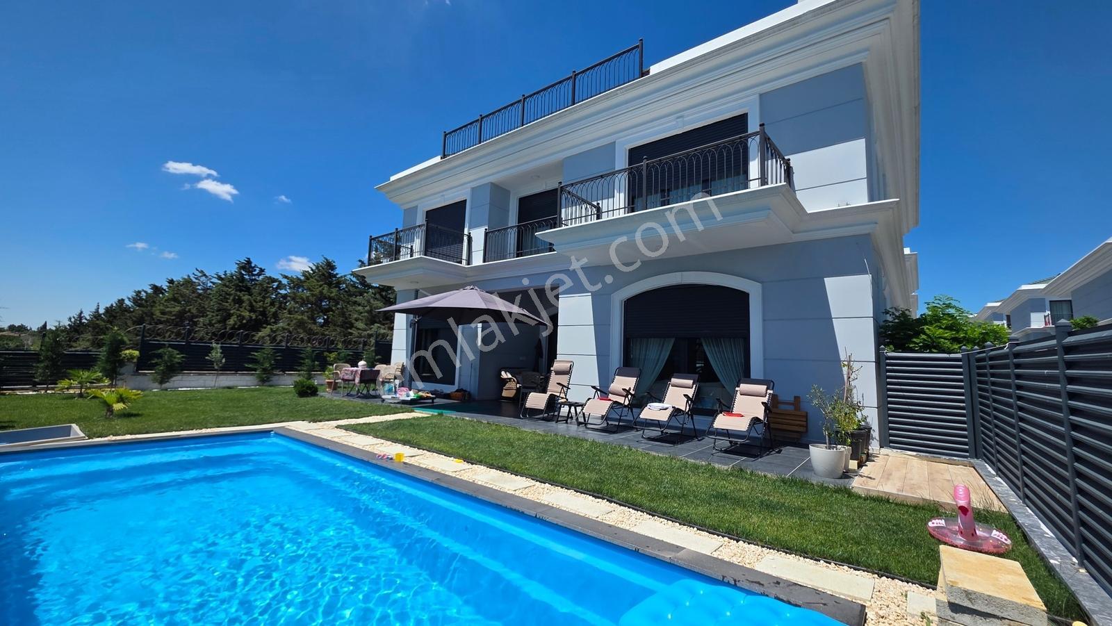 Kumburgaz'da Deniz Manzaralı Site İçi Havuzlu Müstakil Villa