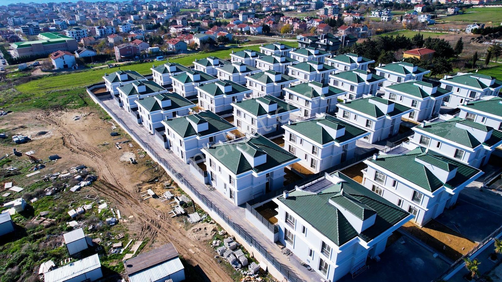 Kumburgaz'da Deniz Manzaralı Site İçi Havuzlu Müstakil Villa