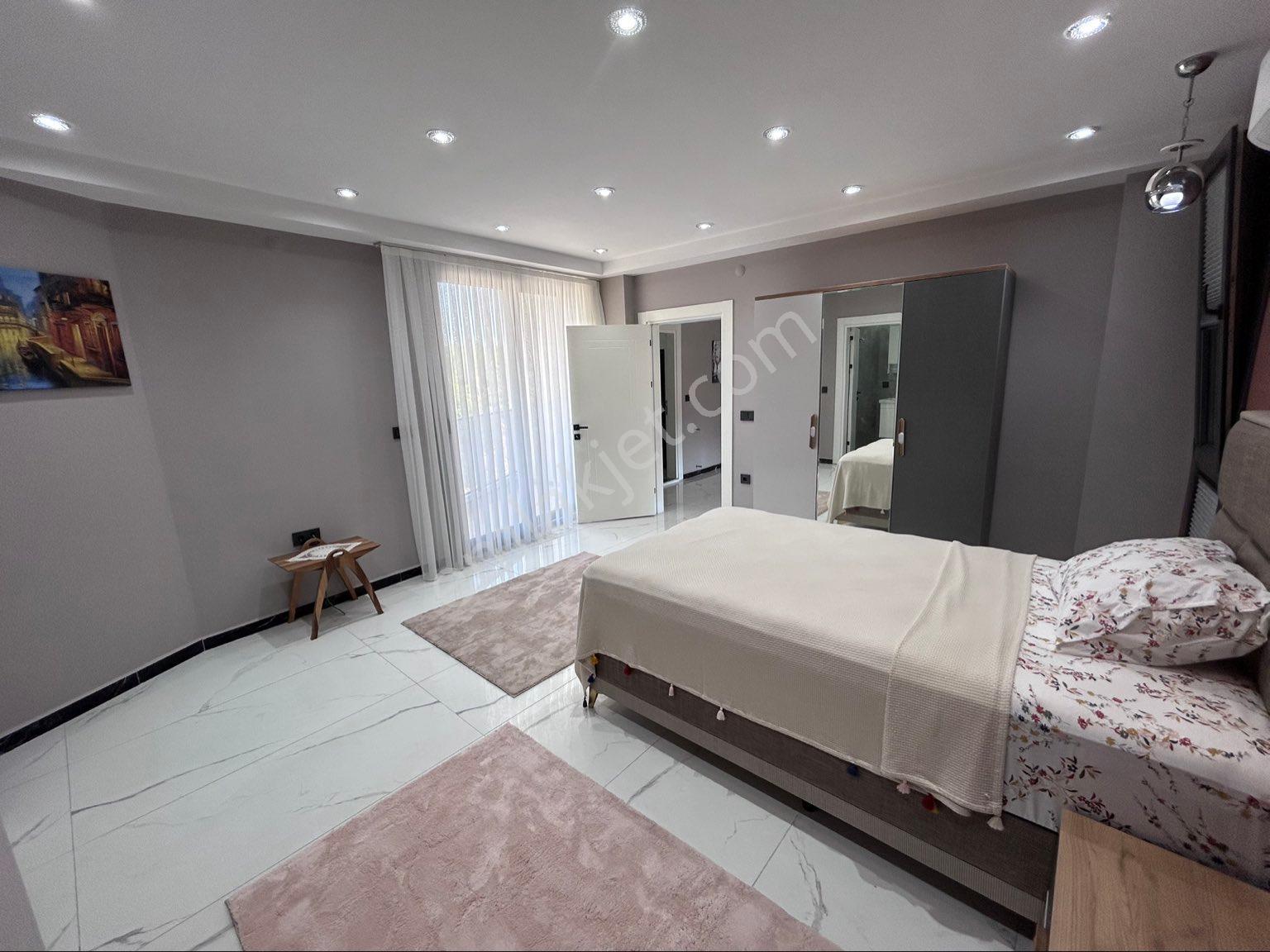 Didim Efelerde Köşe Konumda Eşyalı 4+1 Villa - Görsel 25