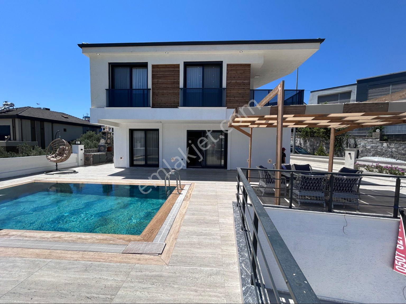 Didim Efelerde Köşe Konumda Eşyalı 4+1 Villa - Görsel 3