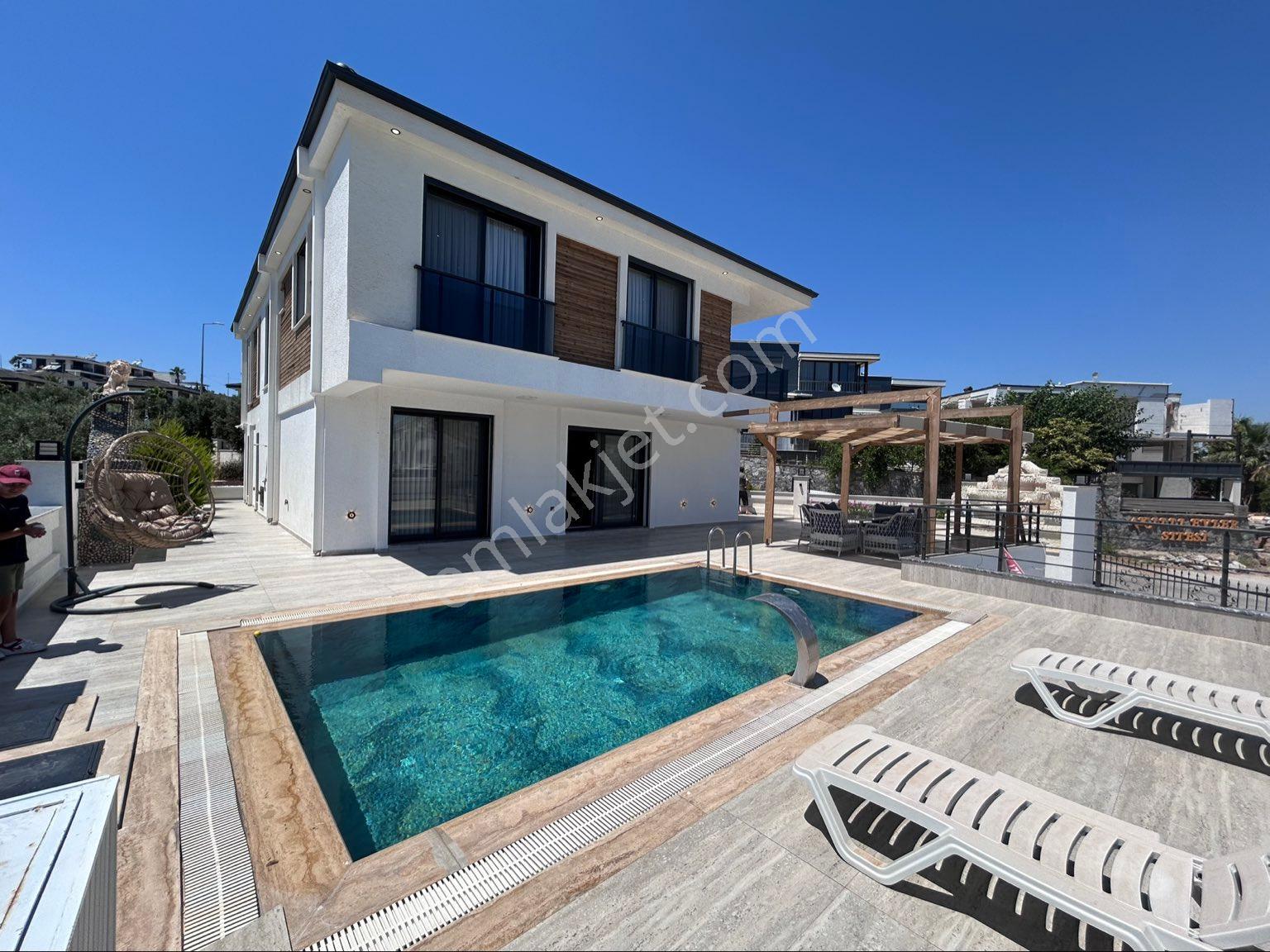 Didim Efelerde Köşe Konumda Eşyalı 4+1 Villa - Görsel 5