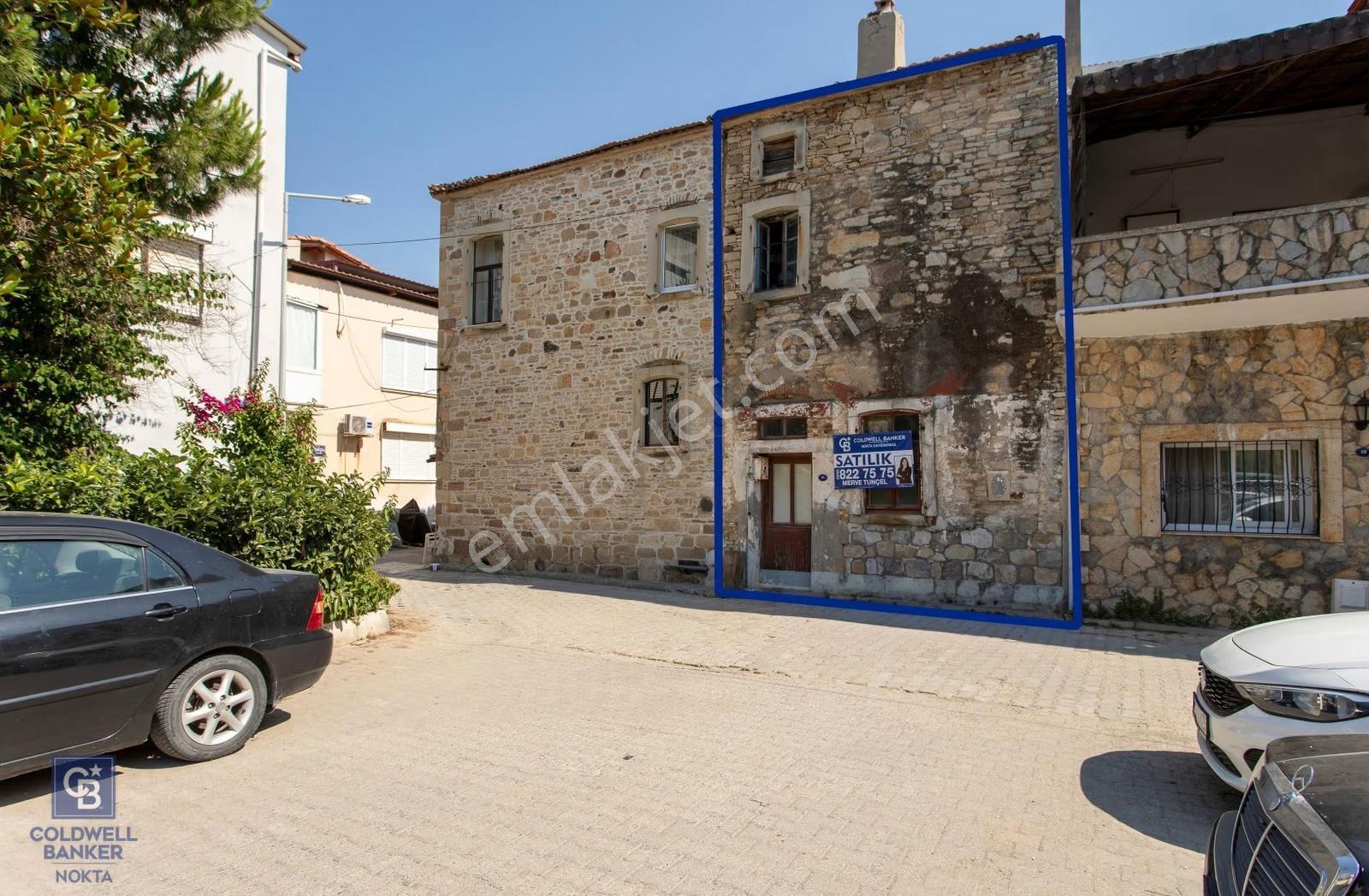 Yenifoça Merkezde Satılık Dubleks Müstakil Eski Taş Ev - Görsel 5