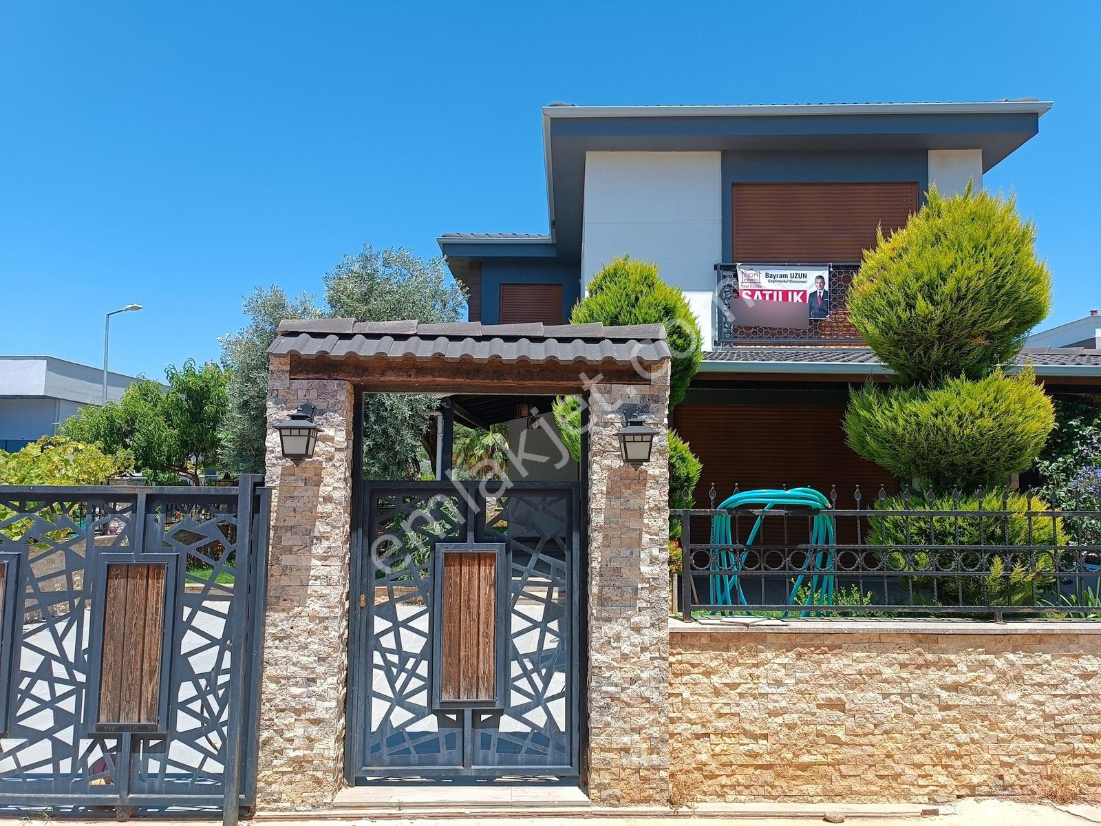 Davutlar'da Çok Özellikli 160 M2 Eşyalı Satılık 4+1 Lüks Villa