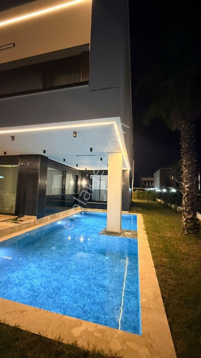 Kemerağzı'nda Lüks 4+1 Mustakil Havuzlu Satılık Villa