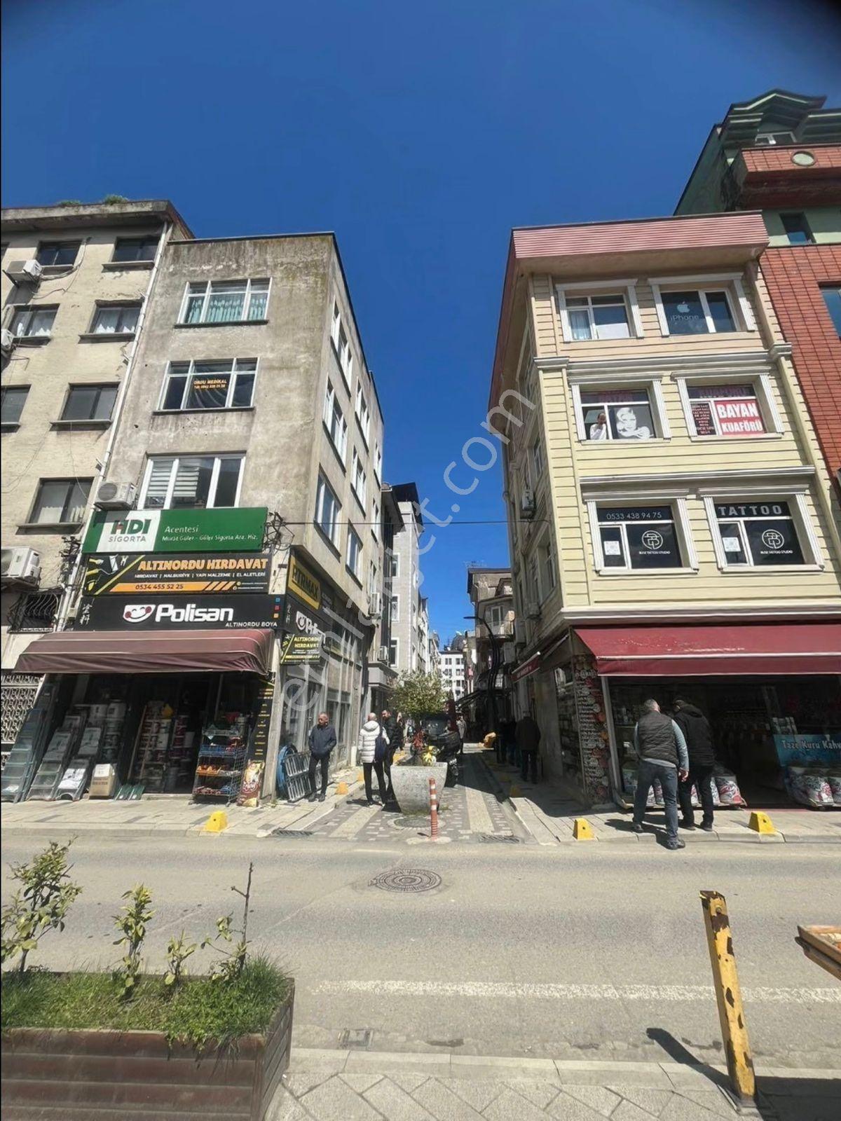 Ordu Merkezde Orta Caminin Karşısında 4katlı Komple Satılık Bina