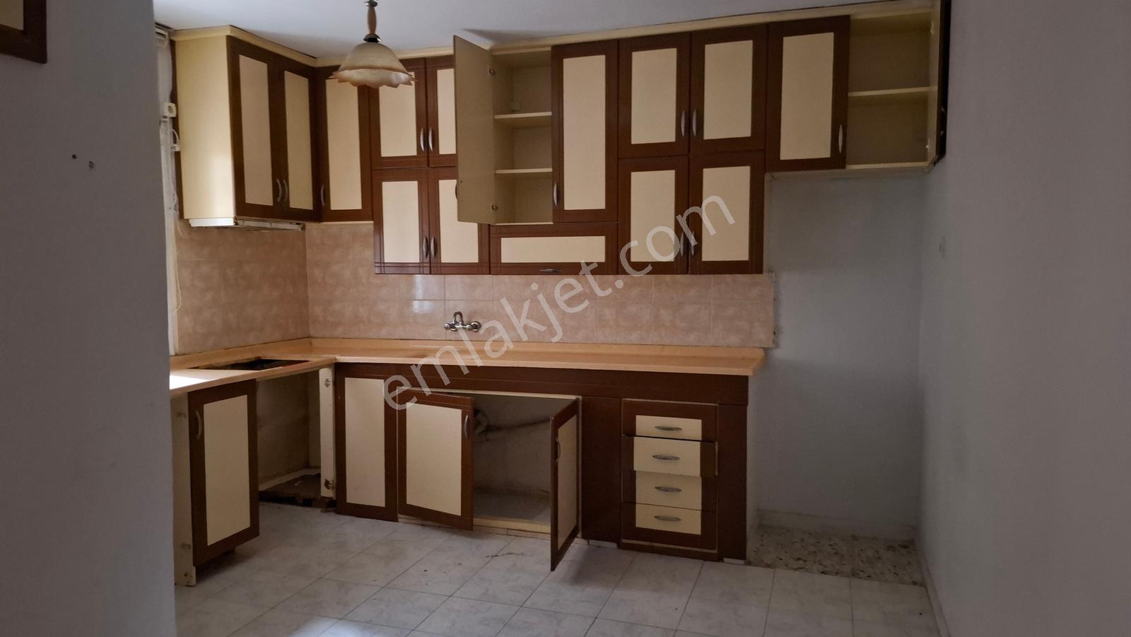 Yeşilyurtta Mavi Blv Yakının 2+1 Çelik Kapı /parkeli /15000tl..