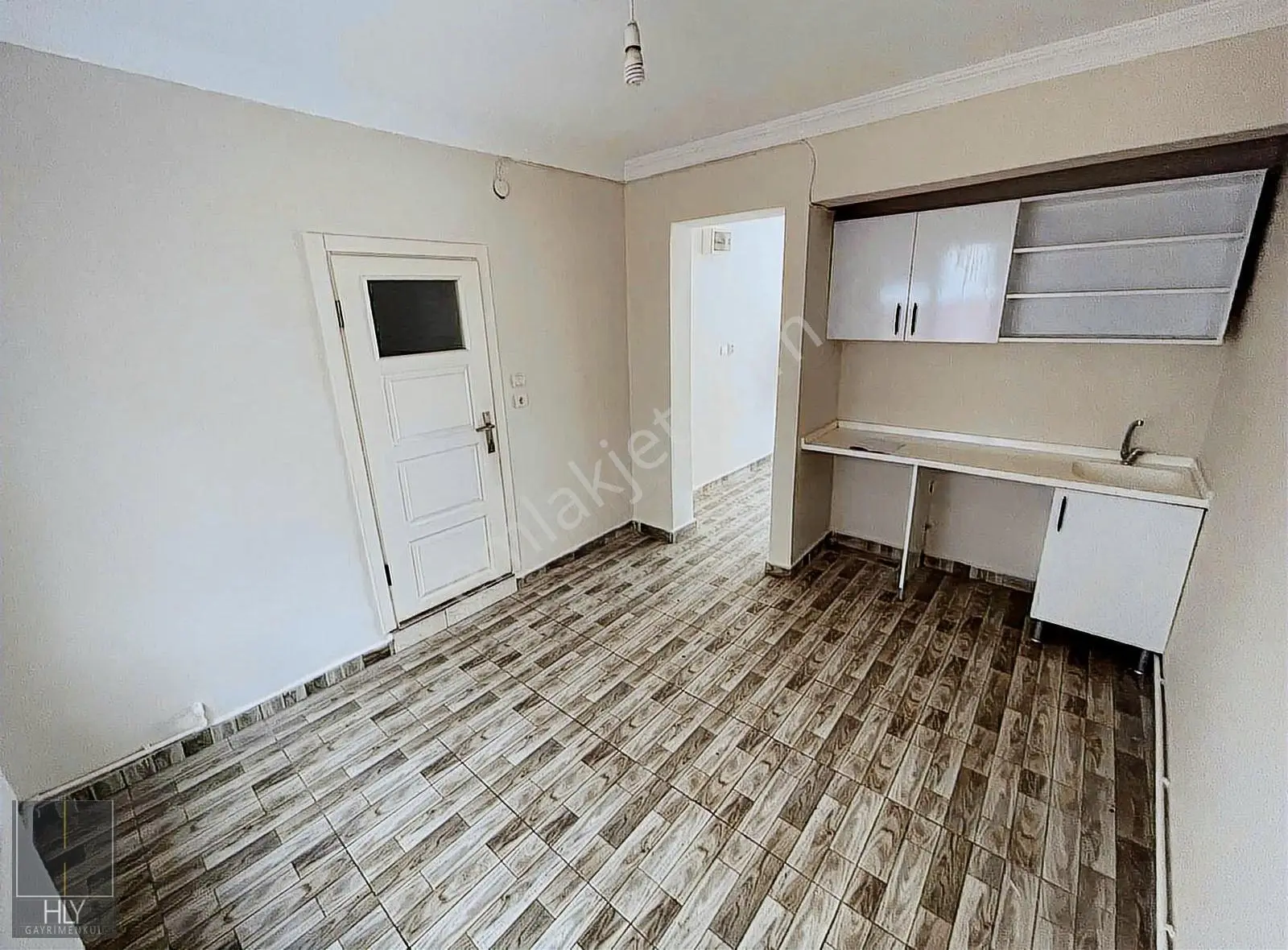 Hly'den Cengiz Topel Caddesi Üzerinde 40 M² Kiralık Dükkan