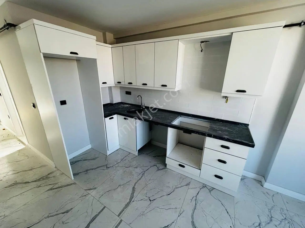 Karayollarında Önü Açık Kapanmaz Geniş Balkonlu Satılık 1+1
