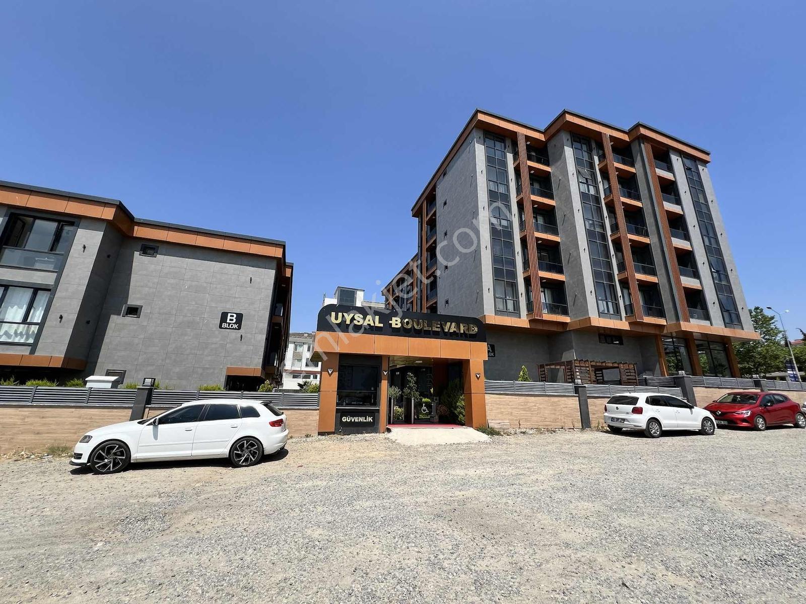 Redstone'dan Uysal Boulevard'da Full Eşyalı Satılık 1+1 Daire