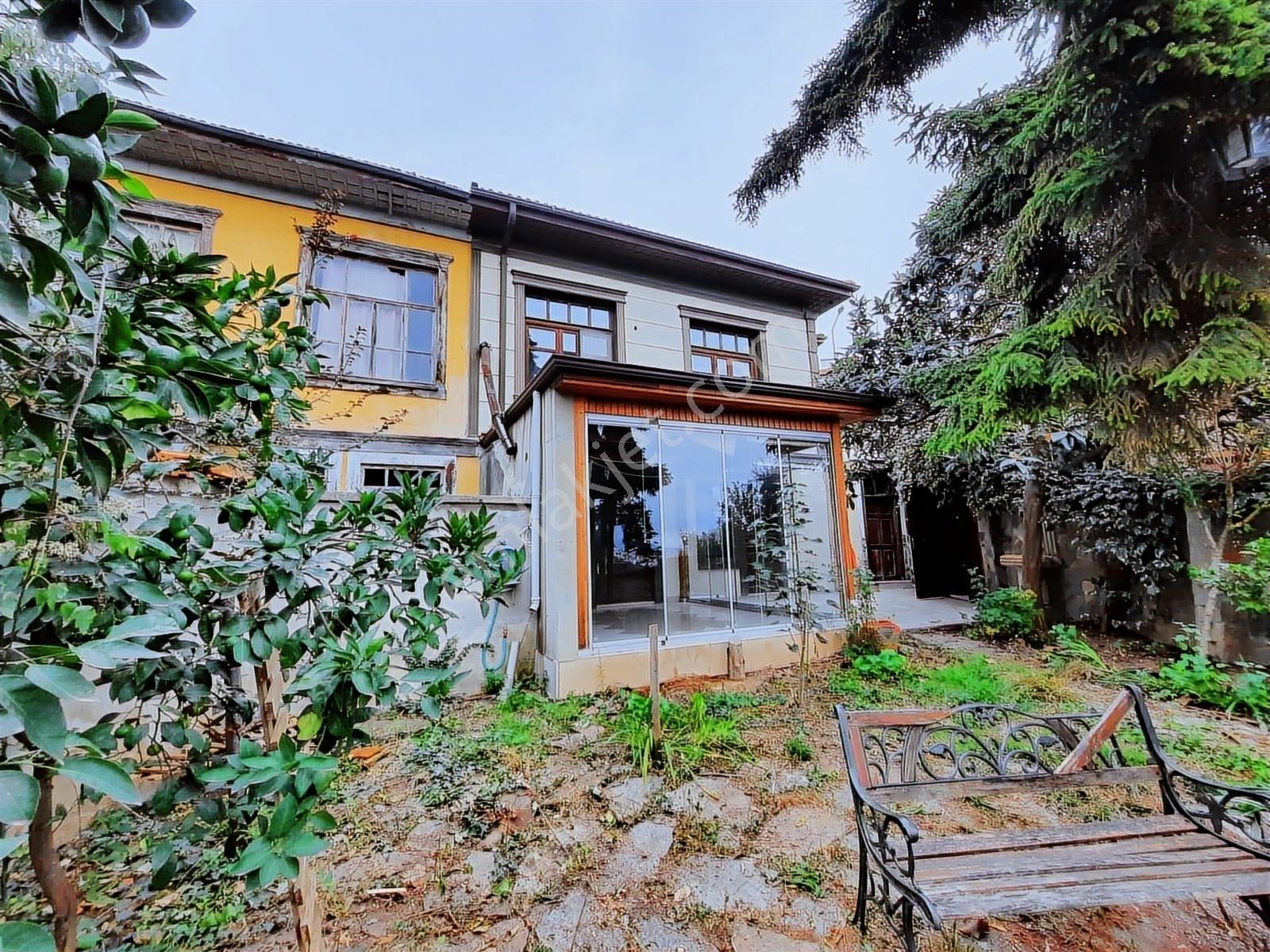 Trabzon Akçaabat Orta Mahalle'de Satılık Konak