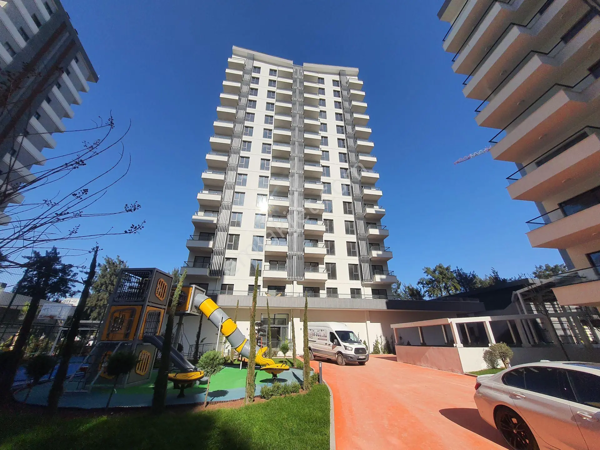 Bornova Park Yaşam Sitesinde Havuz Cepheli 1+1 Kiralık Daire
