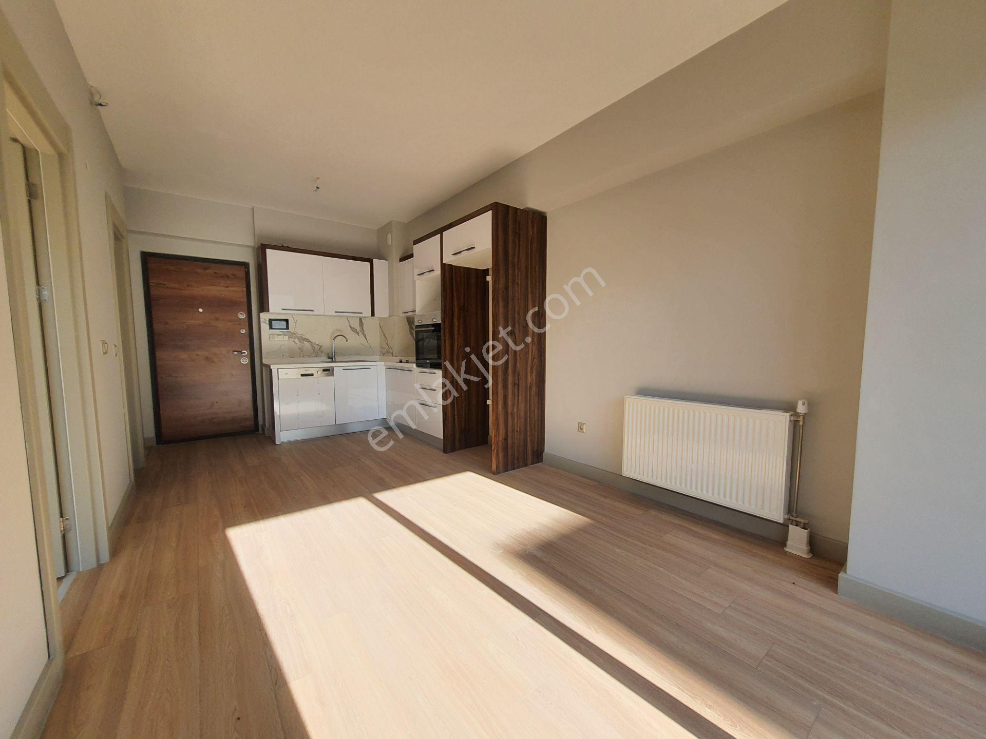 Bornova Park Yaşam Sitesinde Havuz Cepheli 1+1 Kiralık Daire - Görsel 6