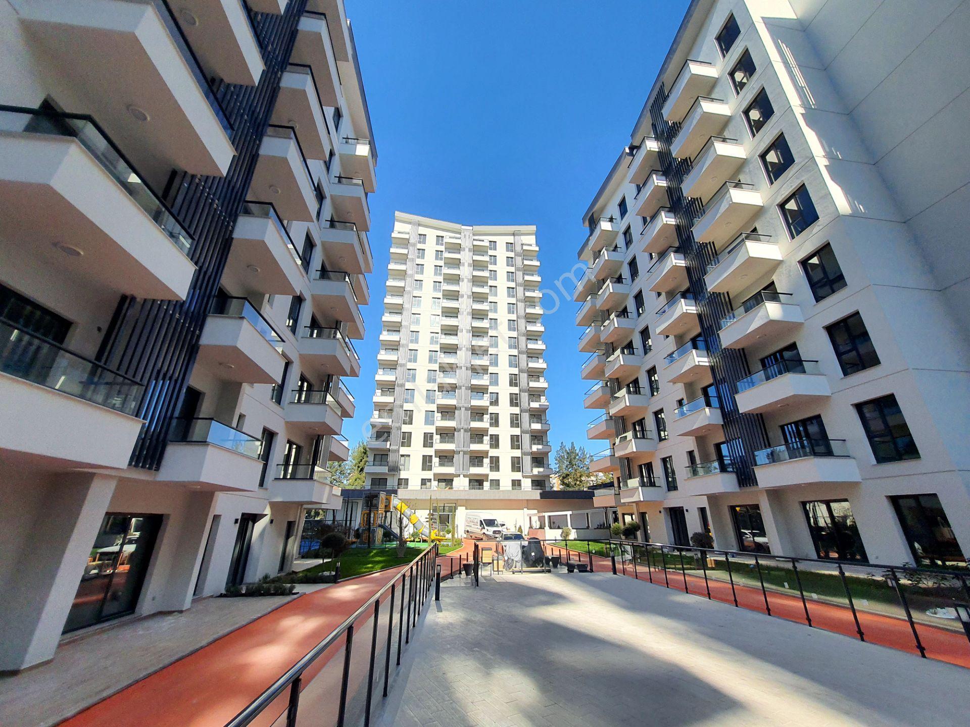 Bornova Park Yaşam Sitesinde Havuz Cepheli 1+1 Kiralık Daire - Görsel 19
