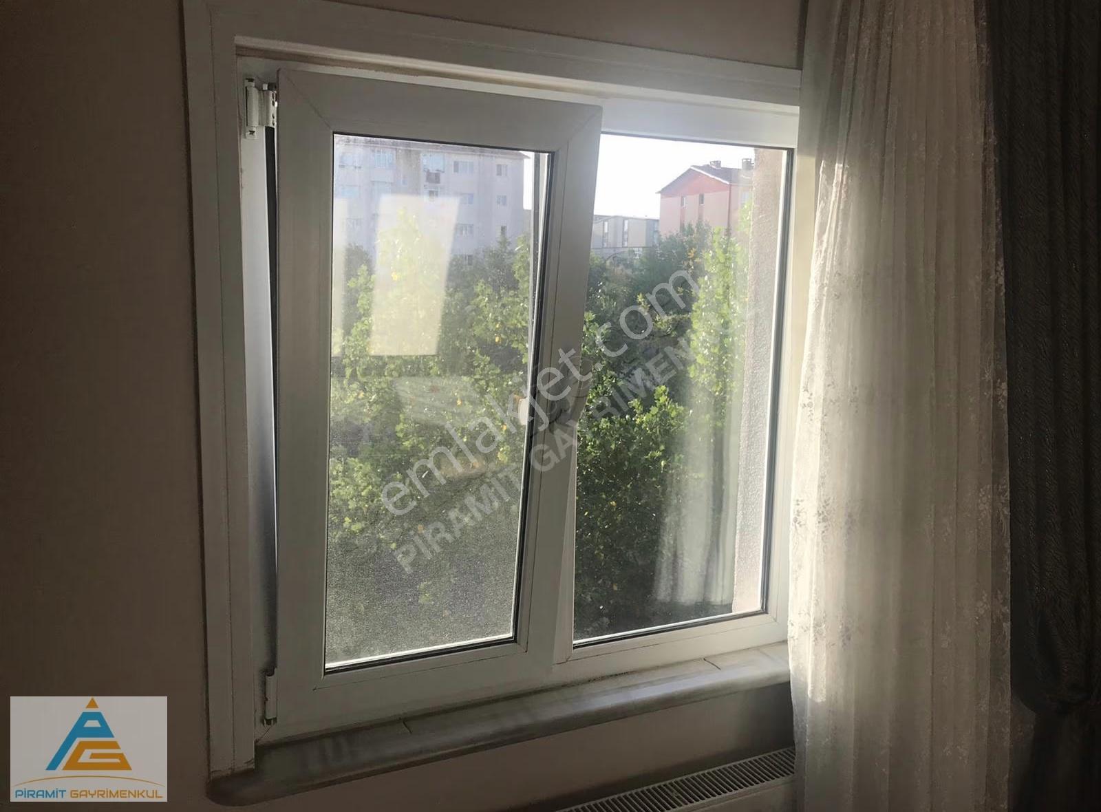 Göçmen Konutları Pembe Bloklarda Satılık 2+1 Ara Kat Daire - Görsel 2
