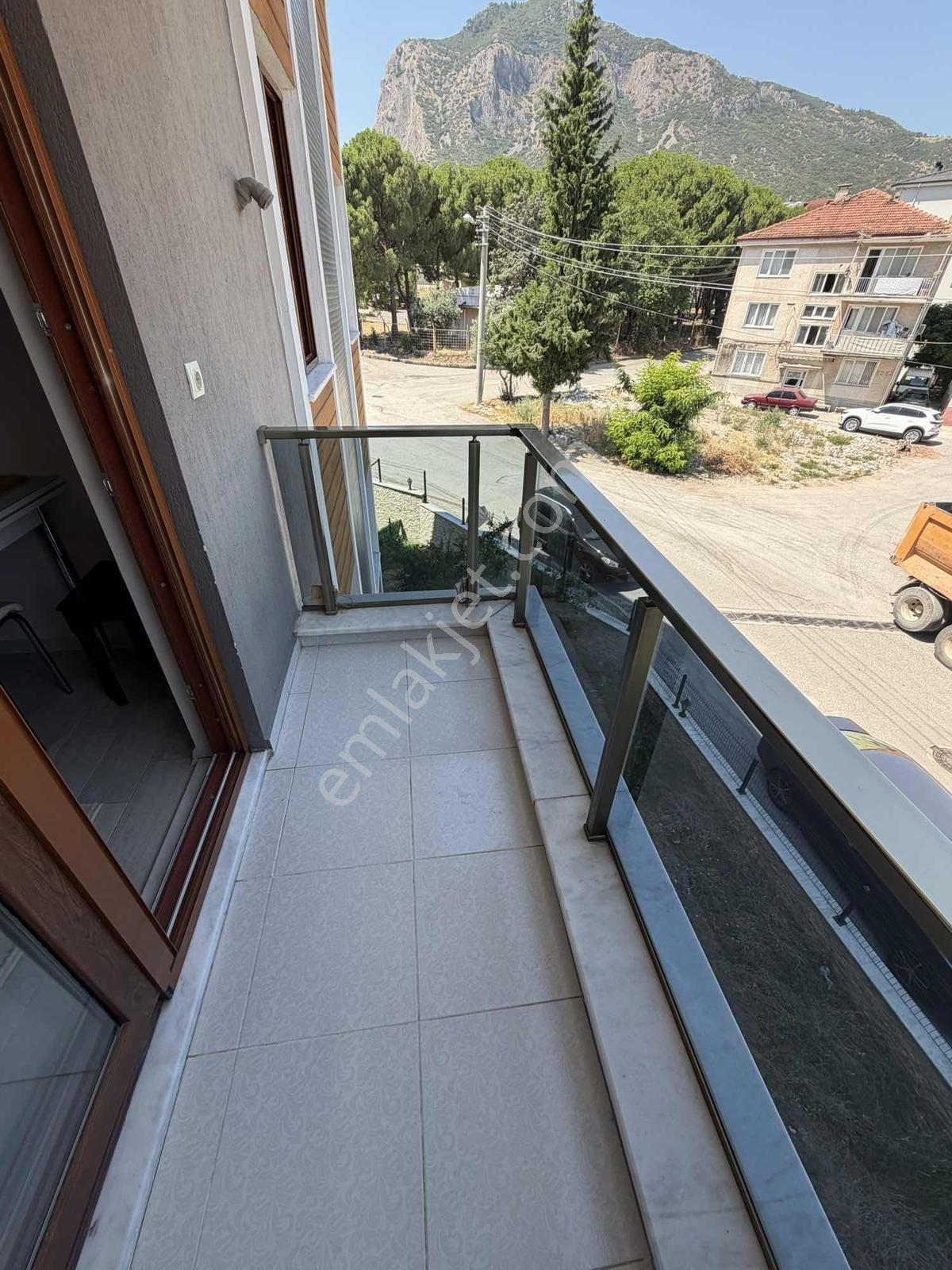 Üniversiteye Yakın Ara Kat Balkonlu Ön Cephe Klimalı 1+1 Apart ! - Görsel 3