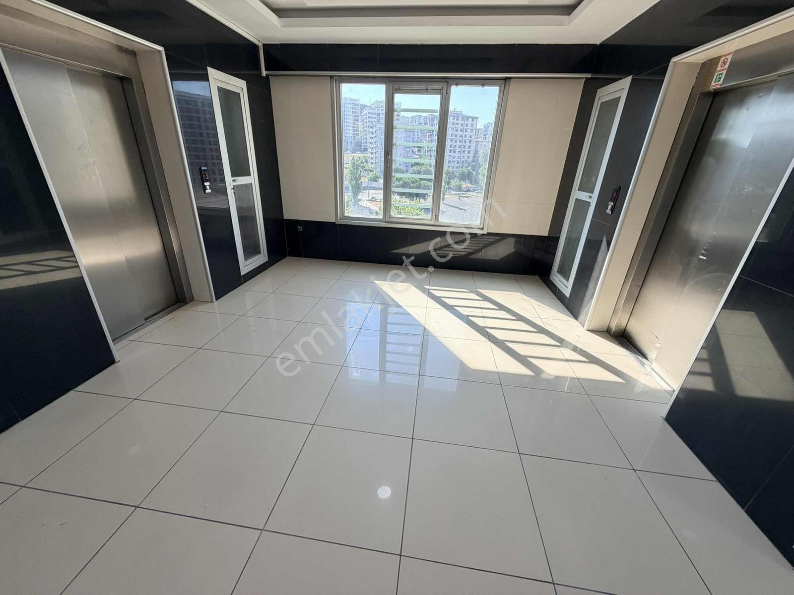 Pendik Marmara Üni. Hastanesi Karşısı Metro Girişinde Güvenlikli - Görsel 28