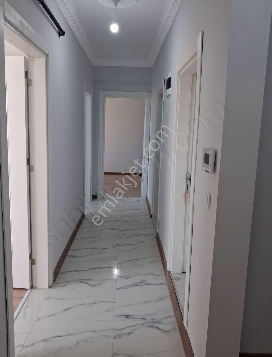Tuşba Emlaktan Satılık İskanlı Ara Kat Ön Cepe Sıfır 2+1 Daire - Görsel 4