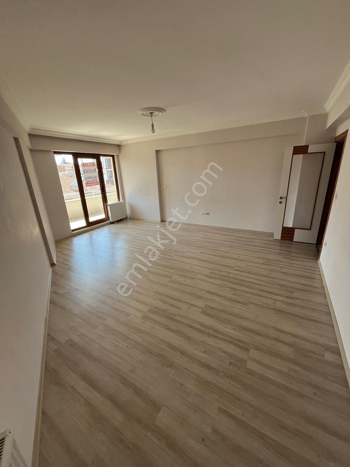 Cide Demiraş Emlaktan Çarşı Merkezinde Kiralık 3+1 Daire - Görsel 13