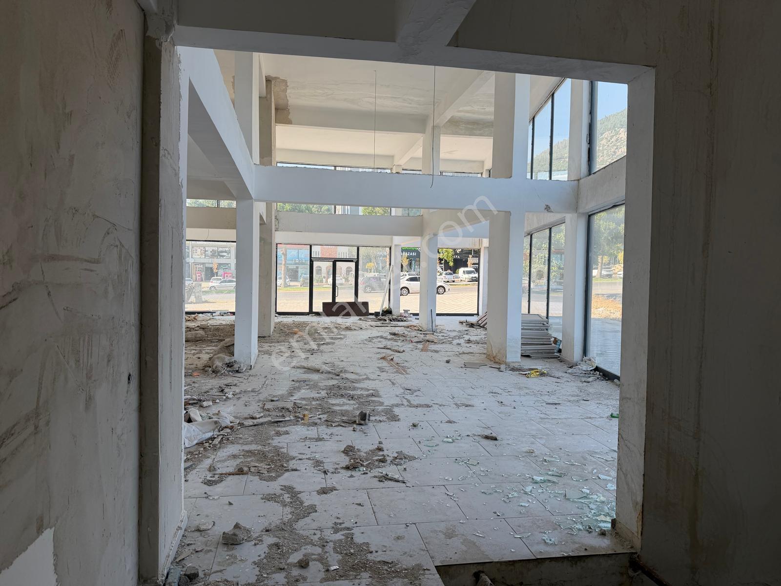 Ana Cadde Üzeri Satılık 310 Mkare Girişli Dükkan - Görsel 31