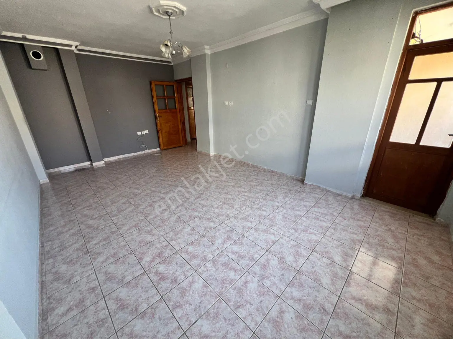 Gazi Mahallesi Geniş-ferah 2+1 Ayrı Mutfak Kiralık Daire - Görsel 2