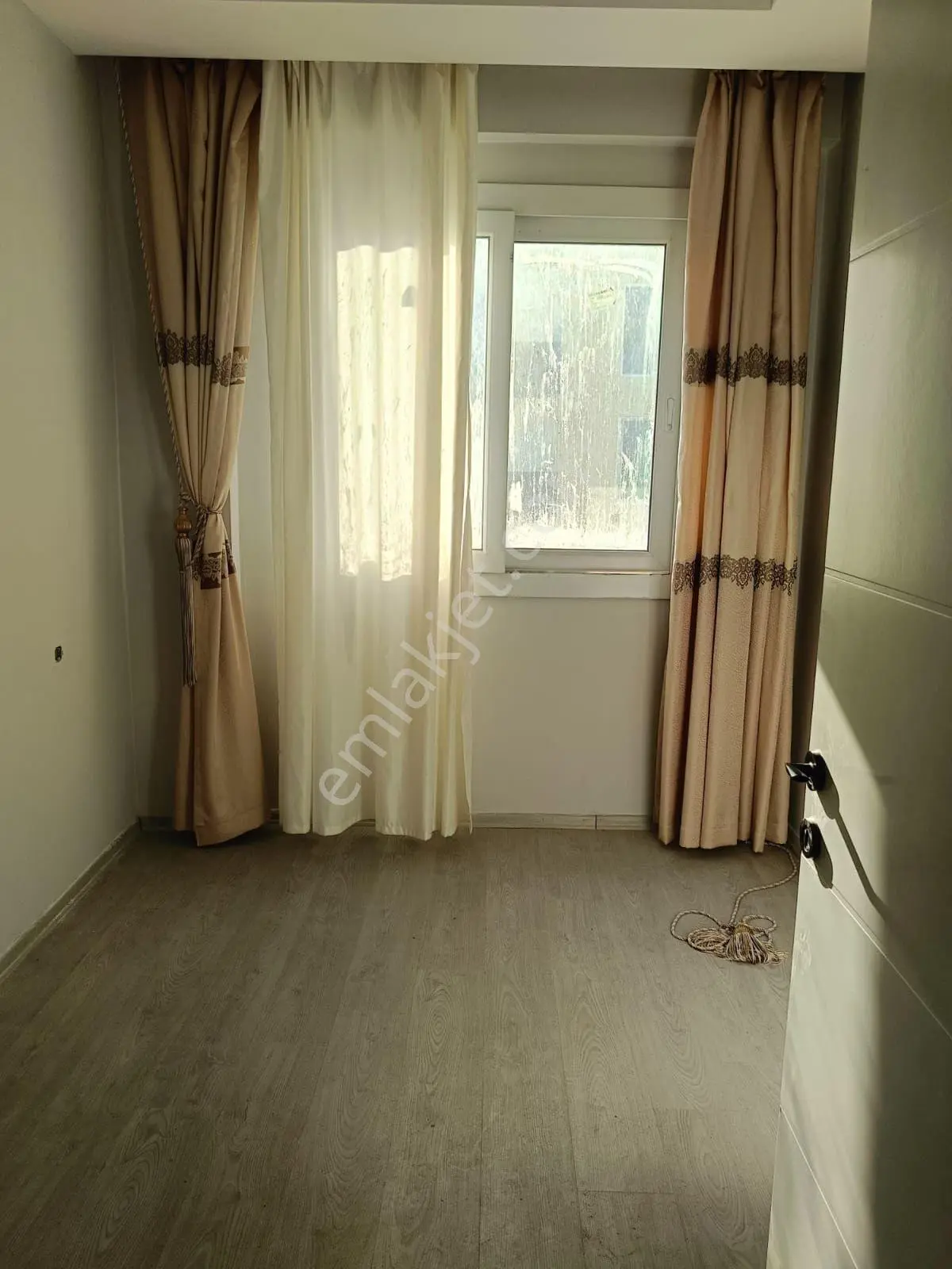 Birlik Gayrimenkul Den Çınarlı Bulvar Üzeri 1+1 Ulaşım Sıkıntısı Olmayan Geniş Oturumlu Fırsat Daire - Görsel 5