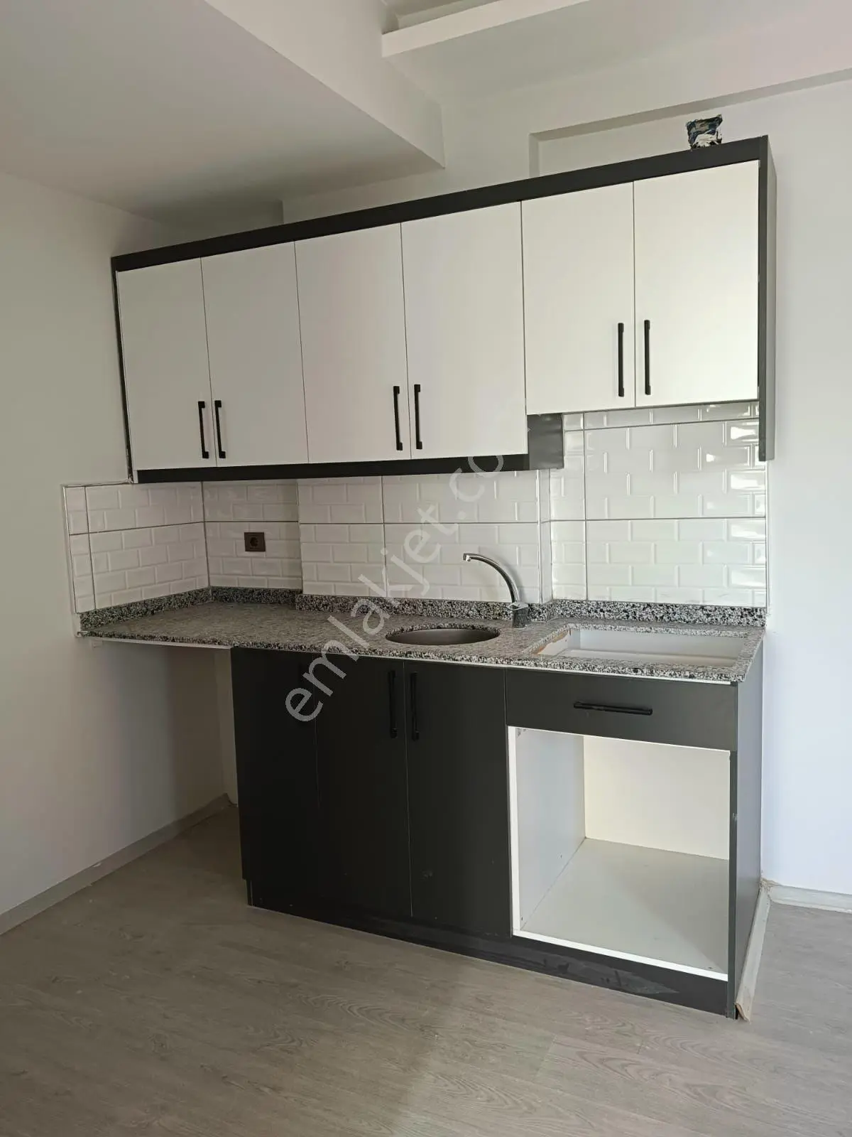 Birlik Gayrimenkul Den Çınarlı Bulvar Üzeri 1+1 Ulaşım Sıkıntısı Olmayan Geniş Oturumlu Fırsat Daire - Görsel 2