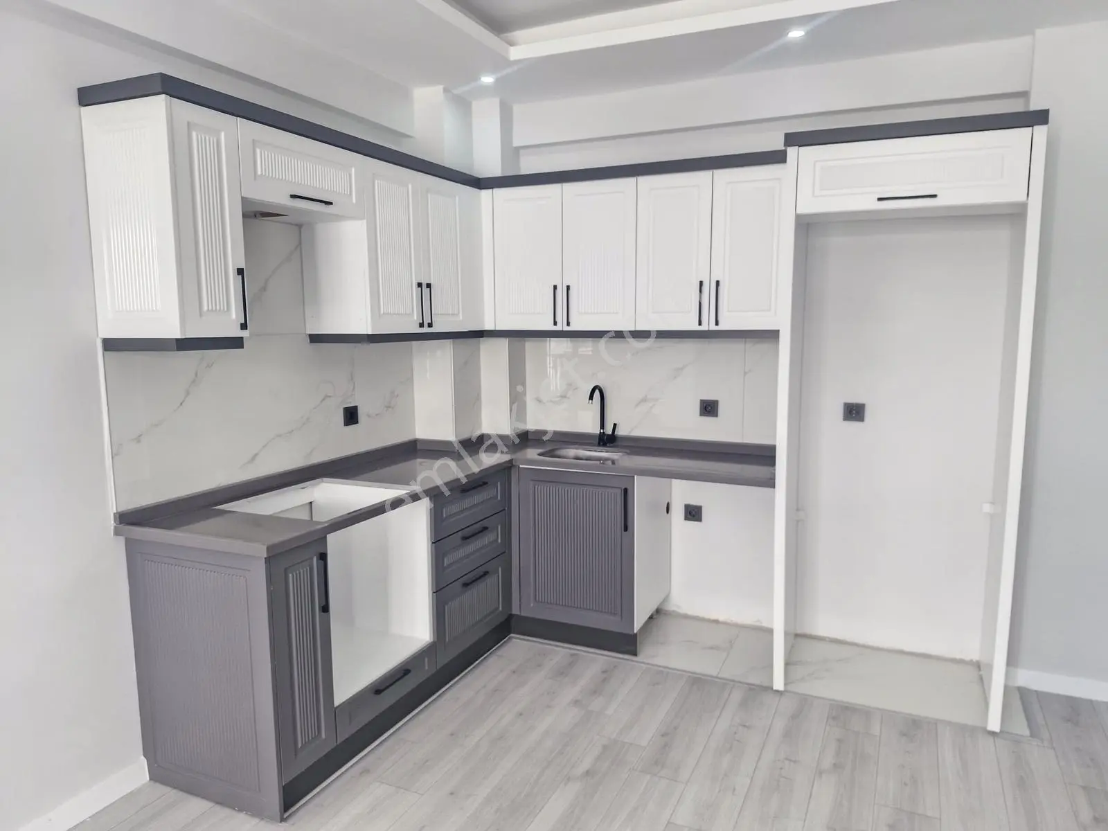 Huzur'dan Merkezi Konumda Arakat 2+1 Doğalgazlı Satılık Daire