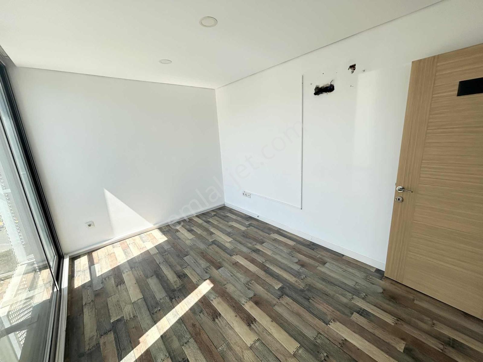 Kuşadası Merkez Kamu Ve Kurumlara Yürüme Mesafede Kiralık Ofis - Görsel 30