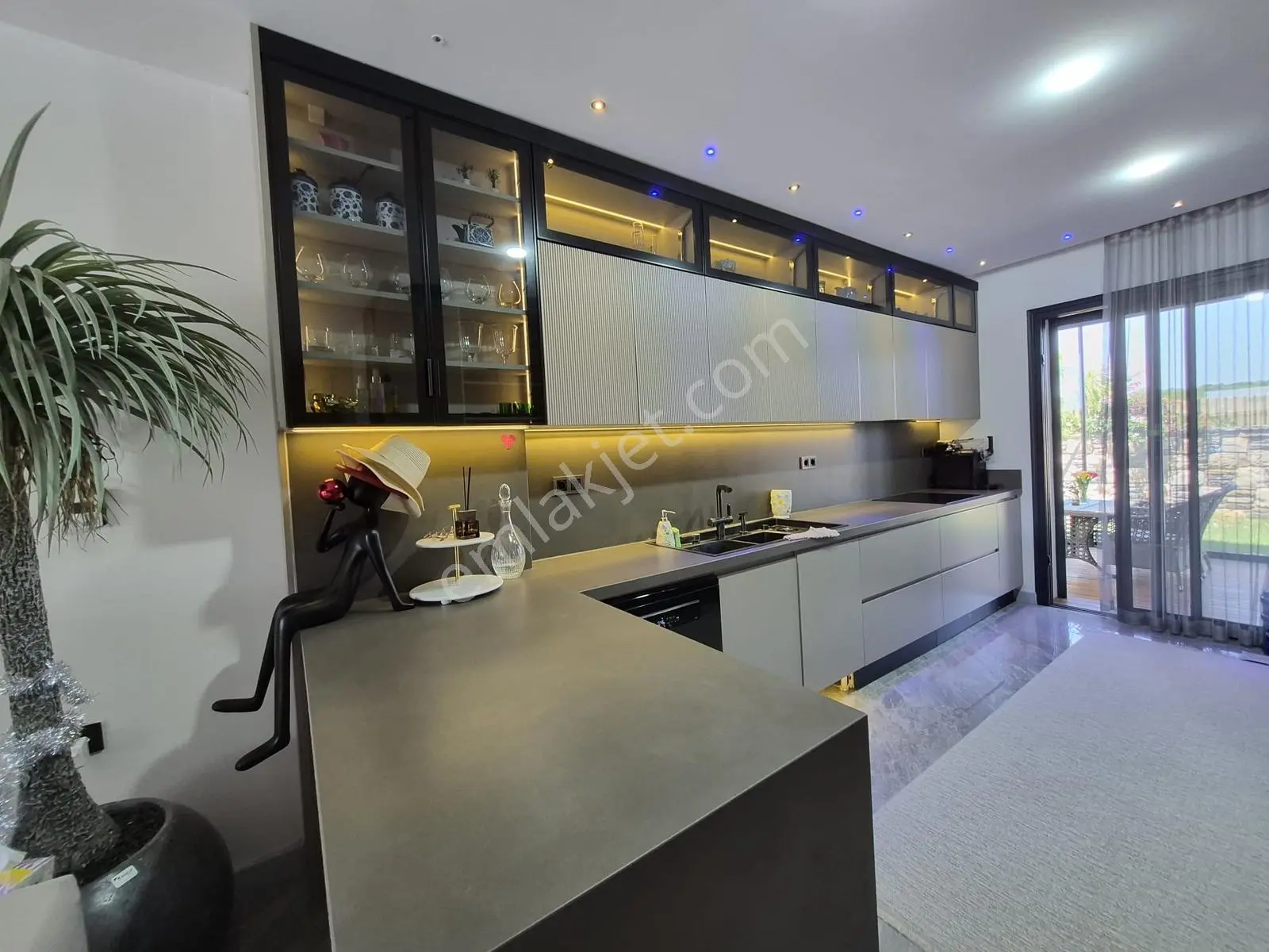 Didim'in En Prestijli Bölgesinde Denize Yakın Özel Dizayn Villa - Görsel 3