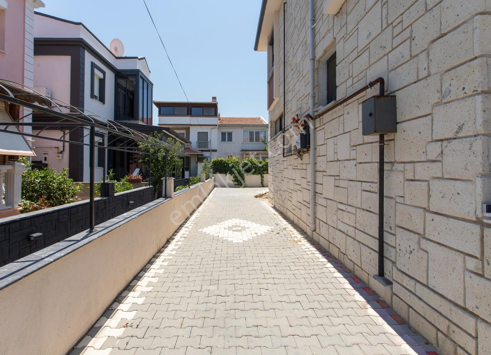 Yenifoça Pazar Yeri'nin En İşlek Caddesinde Otoparklı Dükkan - Görsel 3