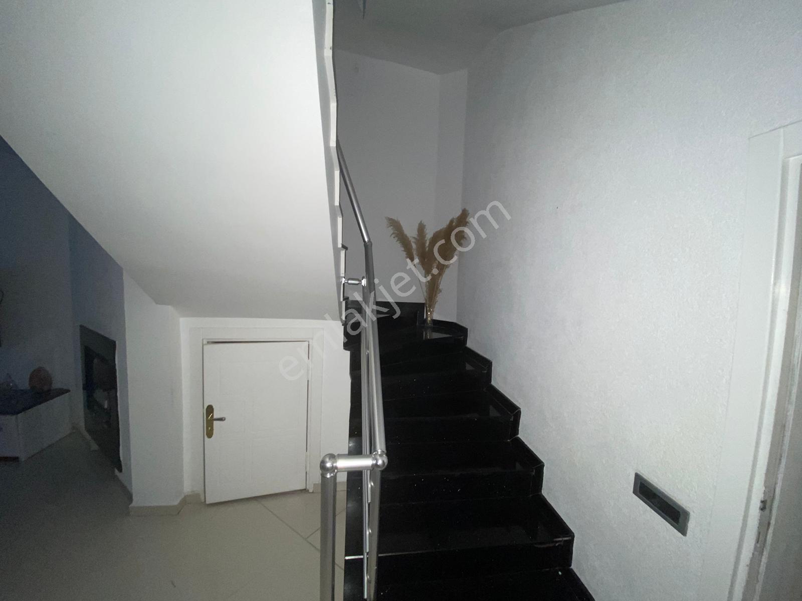 Göztepe Mah. Oluşum Sitesinde Yerden Isıtma Ebeveyn Banyolu Satılık 4+1 Villa - Görsel 15