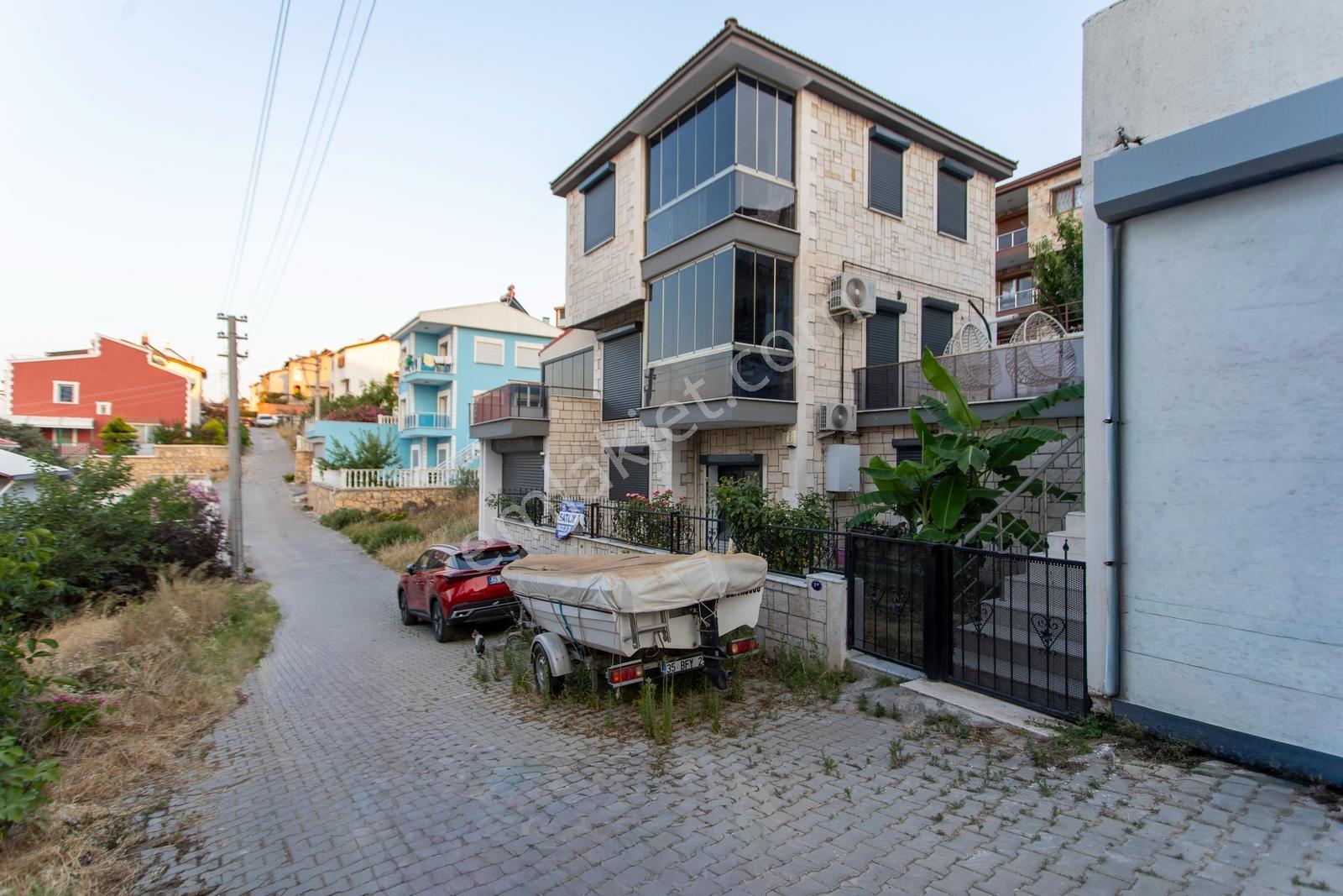 Yenifoça Donatkent Mevkiinde Satılık 3+2 Havuzlu Tripleks Villa - Görsel 3