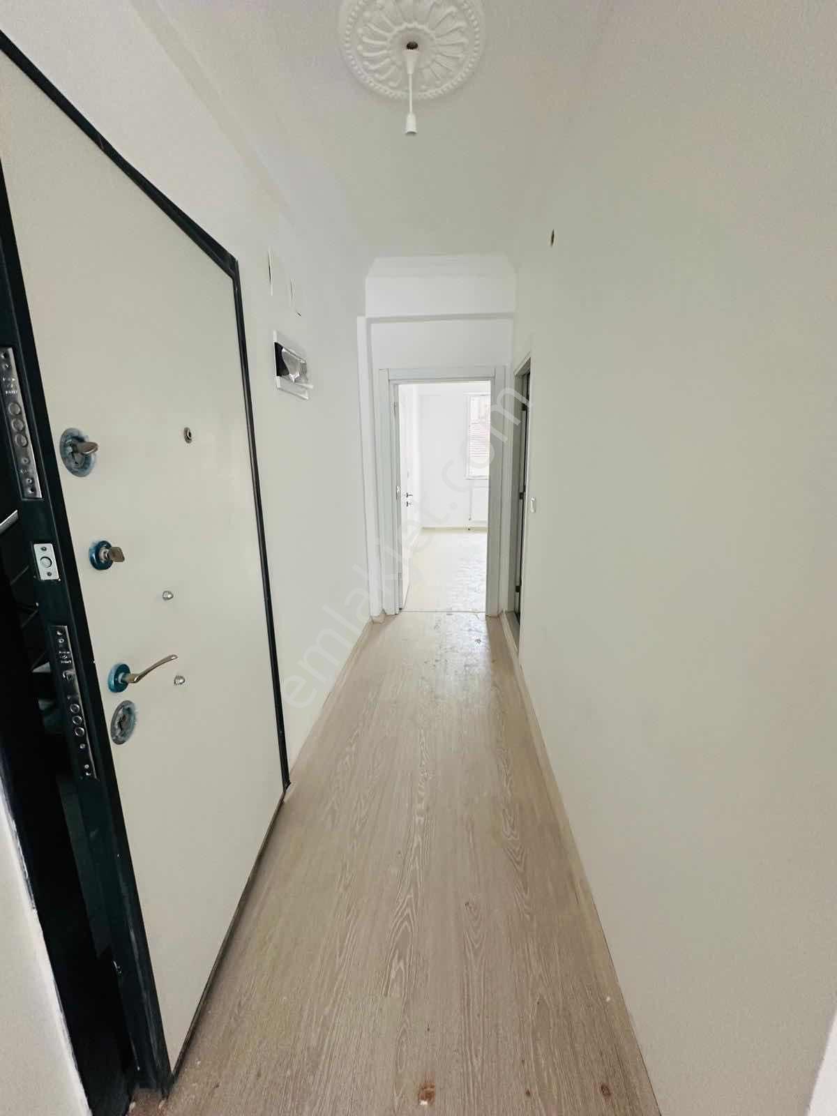 Özgüvenden'den Gazi Cad Civarı Çarşı Merkezde Kiralık 1+1 - Görsel 4