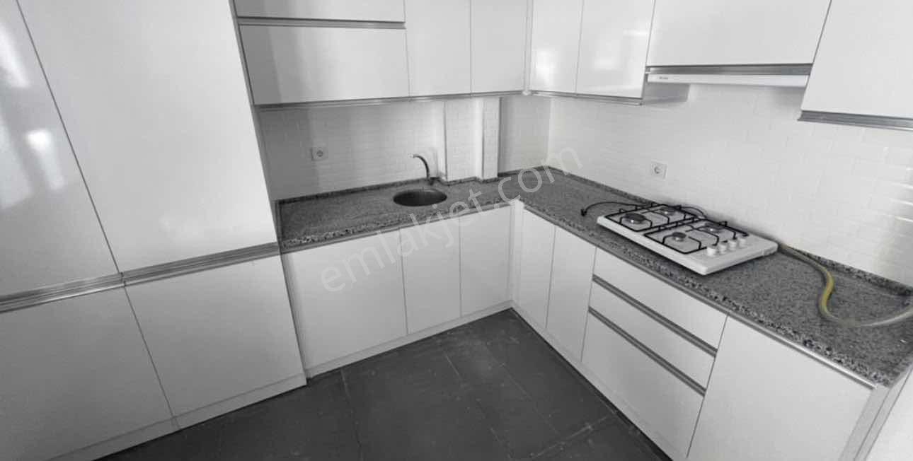 Özgüvenden'den Gazi Cad Civarı Çarşı Merkezde Kiralık 1+1