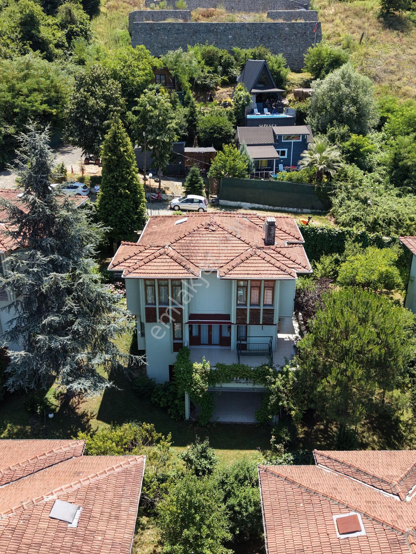 Sapanca'da Sosyal Tesisli Sitede Satılık Müstakil Villa..